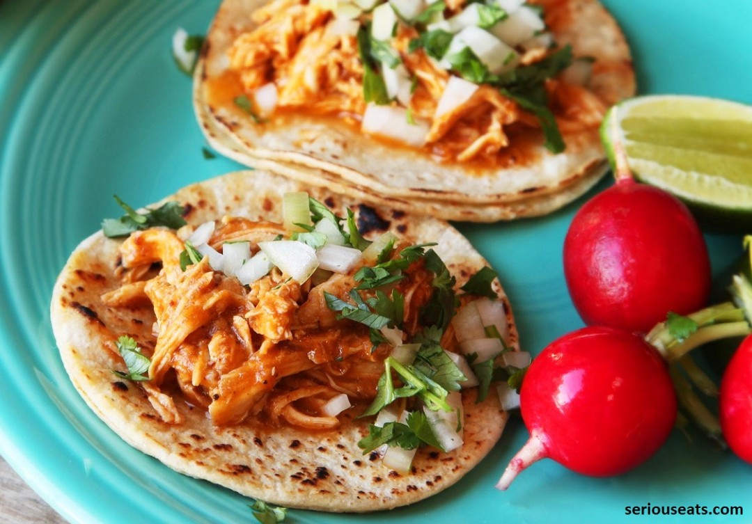 Tacos de tinga de pollo con chorizo. Cultura y Delicias Prehispánicas
