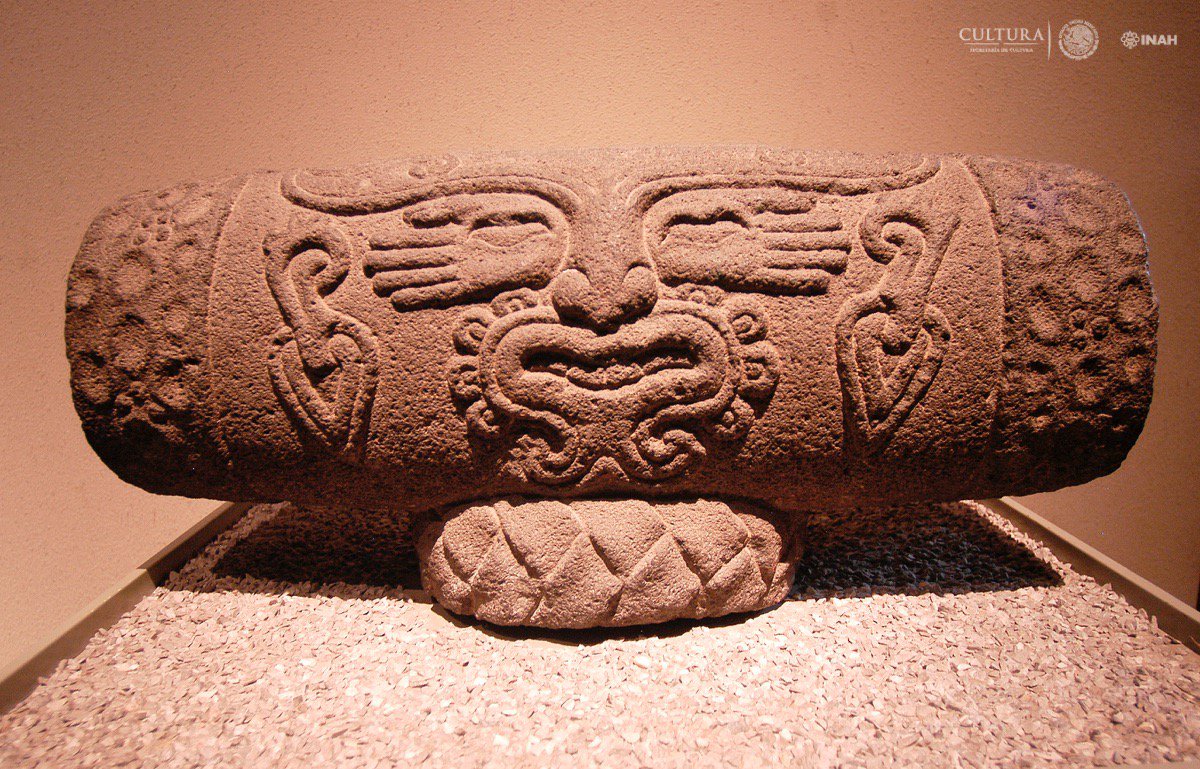 Teponaxtle con la imagen de Macuilxóchitl, dios de la música