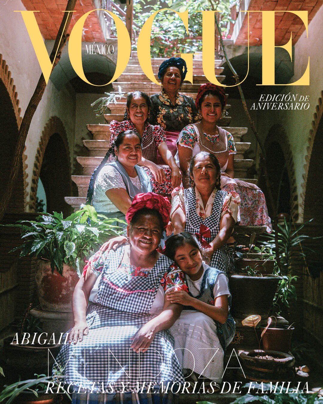 Estamos de fiesta: Abigail Mendoza en portada por el 20 aniversario de la Revista Vogue México.